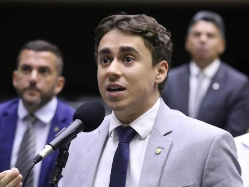 Parlamentar alega que não houve ordem judicial ou de agentes de polícia que o proibisse de mexer no celular perto do ex-presidente. - Kayo Magalhães / Câmara dos Deputados