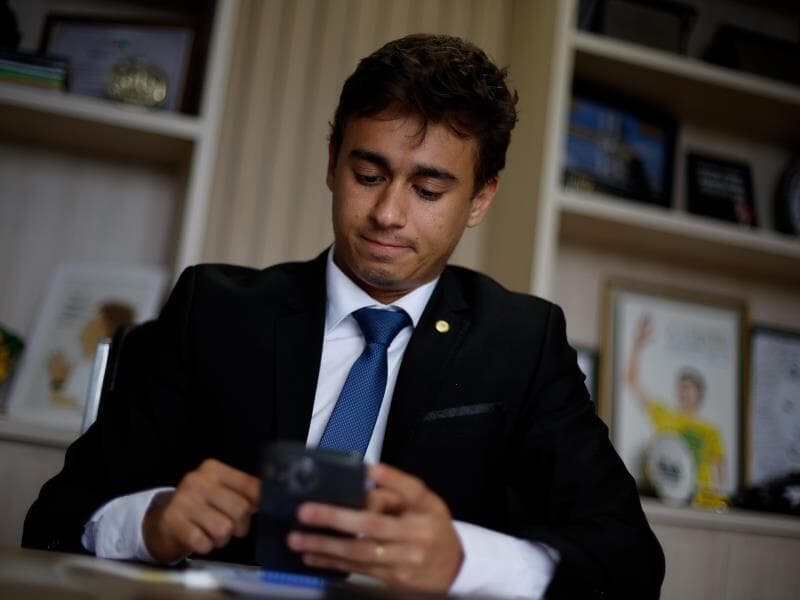 Nikolas Ferreira diz que não sabia de proibição de celular na casa de Bolsonaro e atacou Globo por divulgação de imagens. - Pedro Ladeira/Folhapress