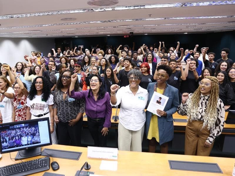 Mulheres negras reunidas em defesa do direito ao trabalho digno. - Vinicius Loures/Câmara dos Deputados
