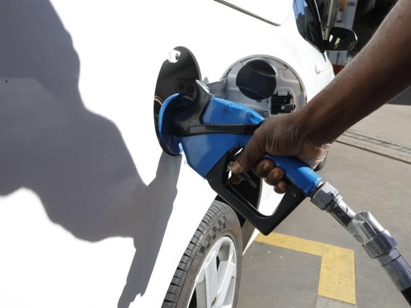 A gasolina caiu 0,48%, sendo o principal item responsável por conter a inflação. - Denny Cesare/Código 19/Folhapress