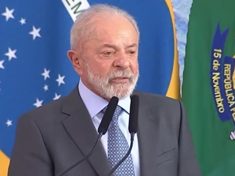 Em cerimônia no Planalto, Lula cobrou mudança do modelo vigente de jornada de trabalho. - TV Brasil/Reprodução