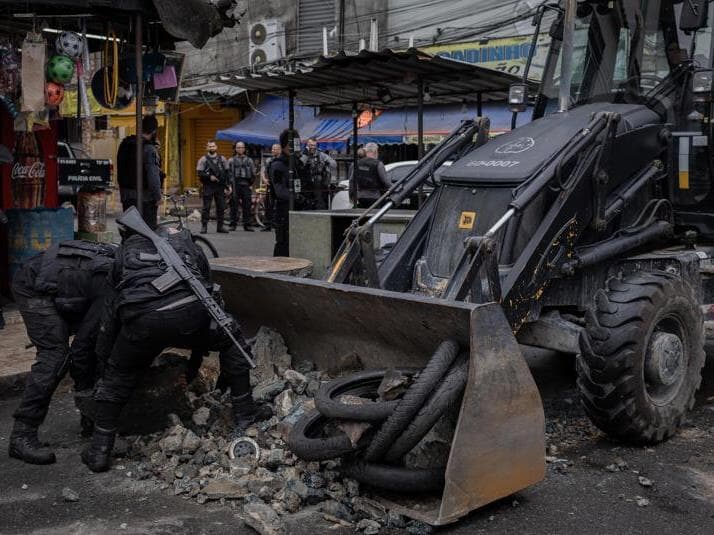  Policiais retiram barricada durante operação no Complexo da Maré, na zona norte do Rio de Janeiro. -  Eduardo Anizelli/Folhapress