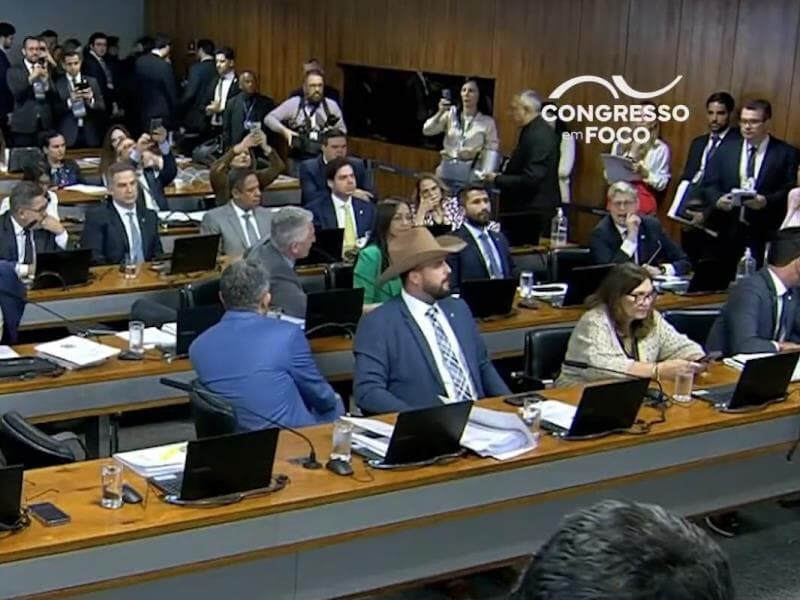 Comissão tem tumulto e trocas de provocações entre governo e oposição sobre convocação de autoridades. - TV Senado/Reprodução