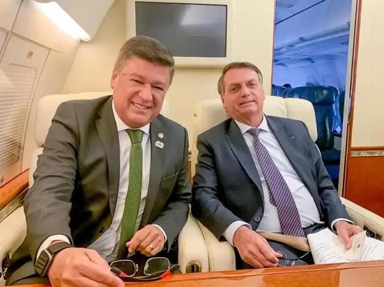 Bolsonaro e Carlos Viana durante viagem em avião da Presidência da República em 2022, ano em que o senador foi líder do governo. - Reprodução/Instagram