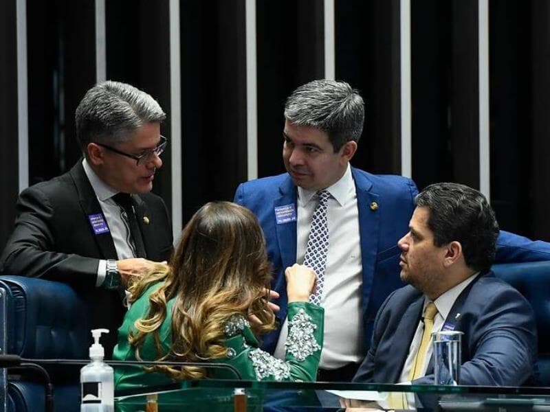 O relator Alessandro Vieira, à esquerda, conversa com o presidente do Senado, Davi Alcolumbre, o líder do governo no Congresso, Randolfe Rodrigues, e a senadora Professora Dorinha. - Carlos Moura/Agência Senado