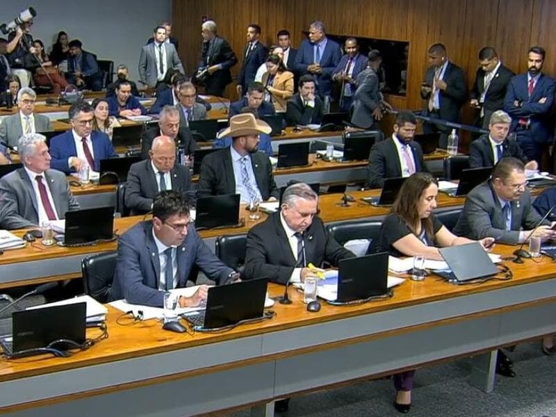 Oitiva acontece após condução coercitiva do depoente, investigado por viabilizar fraudes em descontos associativos. - TV Senado/Reprodução