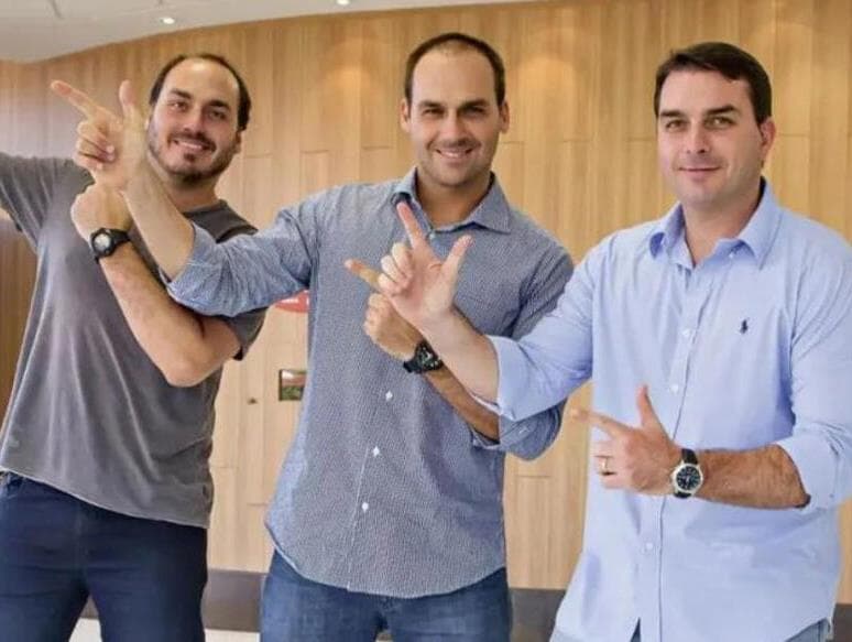 Carlos, Eduardo e Flávio Bolsonaro. - Reprodução/Redes sociais