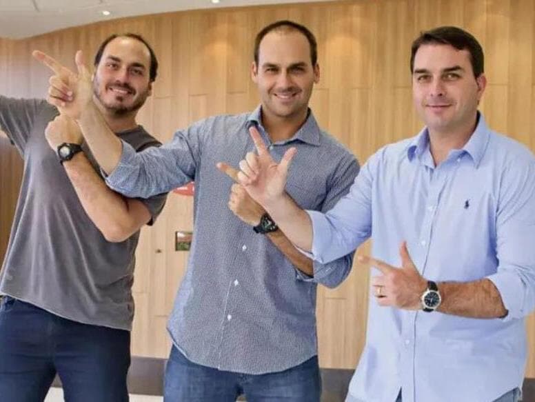Carlos, Eduardo e Flávio Bolsonaro. - Reprodução/Redes sociais