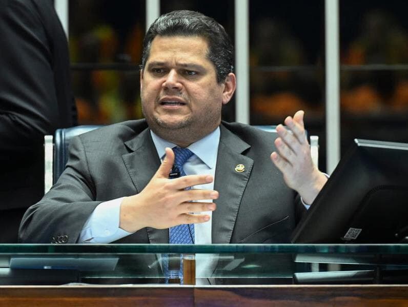 Cronograma original previa apresentação de relatório no dia 3 e sabatina dia 10.

O adiamento por tempo indeterminado se deu em meio à demora do Governo Federal em apresentar a mensagem presidencial que oficializa a indicação de Messias. O atraso foi interpretado por Alcolumbre como uma tentativa de ganhar tempo para o candidato construir sua base de apoio entre senadores. - Carlos Moura/Agência Senado