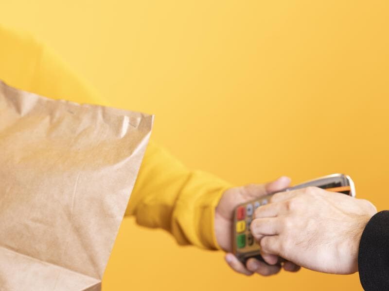 Regulação cara com taxa fixa pode elevar preço do delivery em até 22%. - Freepik