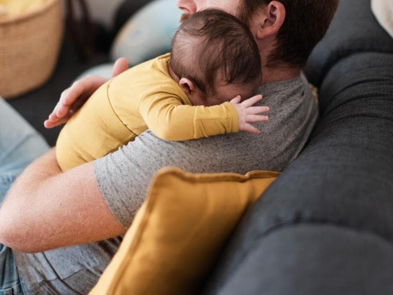 Projeto regulamenta a licença-paternidade com estabilidade e salário integral. - Freepik