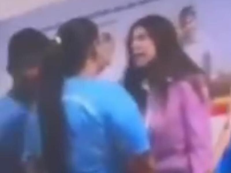 Antônia Lúcia invade Câmara Municipal à procura de suposta amante do marido. - Reprodução/YouTube