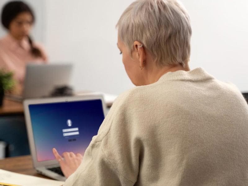 Deputadas destacaram que proposta combate etarismo e desigualdade salarial para mulheres acima de 50 anos. - Freepik