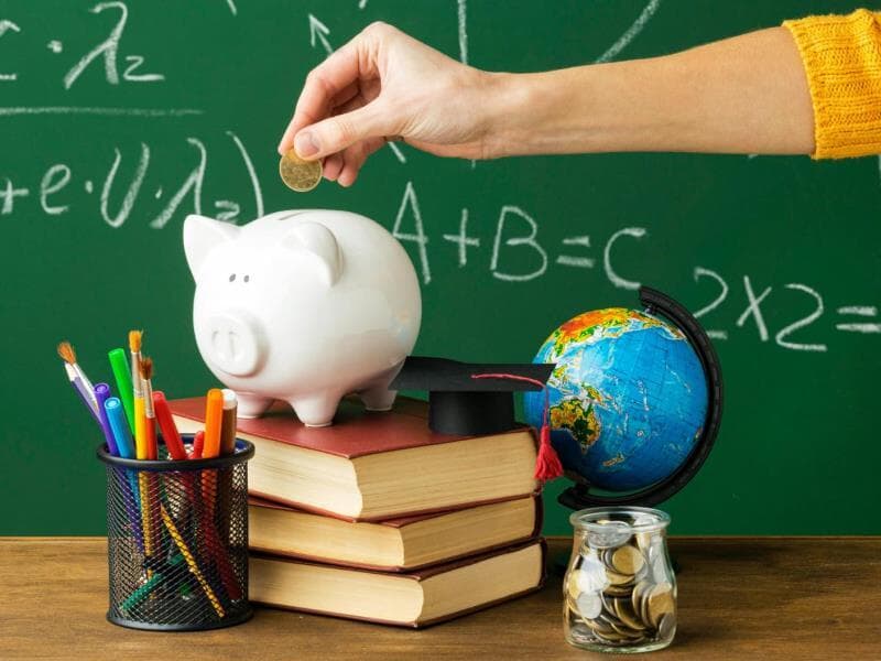 O relator, Danilo Forte, anunciou que apresentará relatório sobre piso salarial de trabalhadores da educação. - Freepik