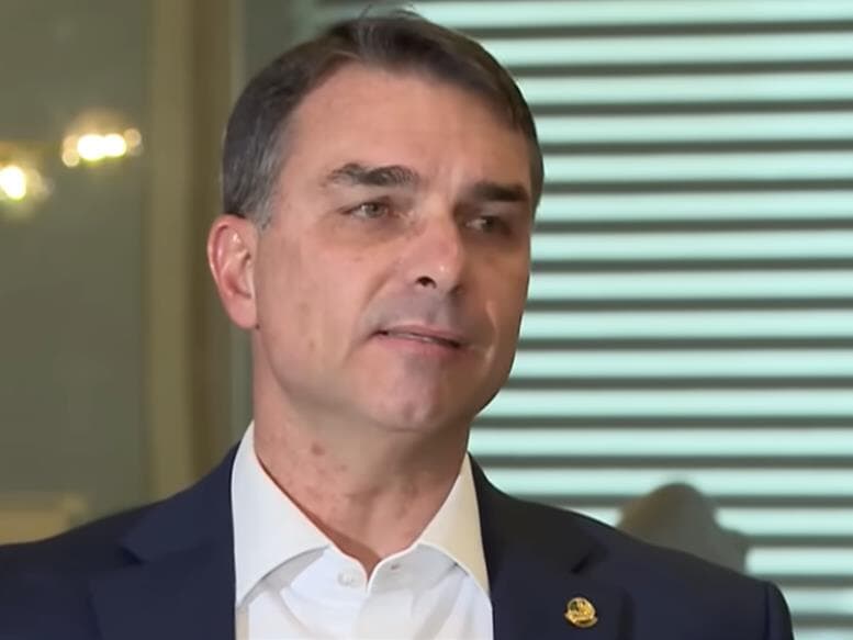 Flávio foi anunciado como candidato escolhido por seu pai para a disputa presidencial na semana passada. - Reprodução/Youtube/RecordTV