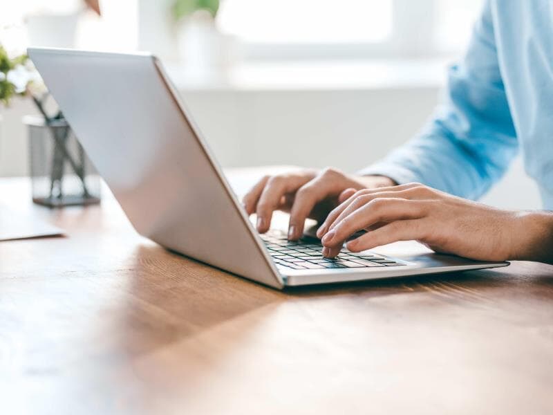 Segundo o deputado Zé Neto, o projeto trará mais transparência  em relação a conteúdos criados com IA. - Freepik