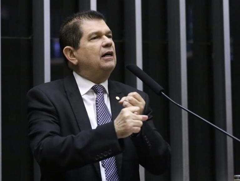 Mauro Benevides Filho faz últimos ajustes no relatório para apresentá-lo a Hugo Motta e líderes partidários. - Kayo Magalhães/Agência Câmara