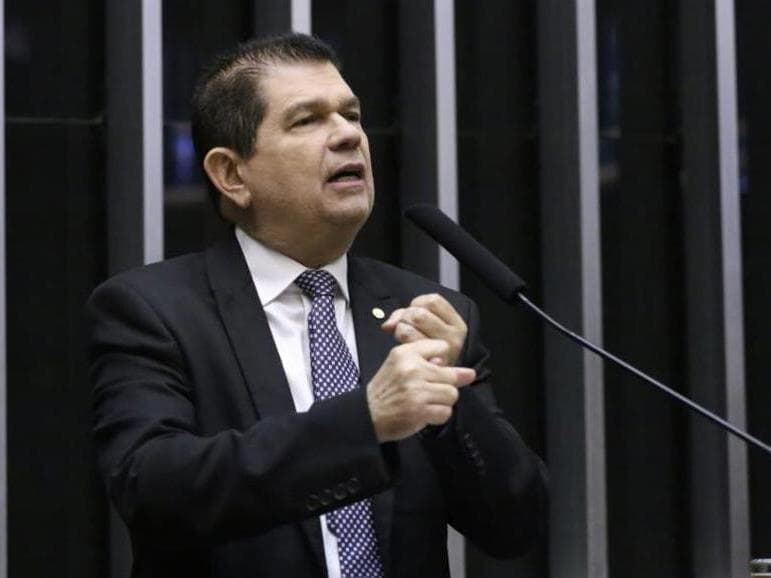 Mauro Benevides Filho faz últimos ajustes no relatório para apresentá-lo a Hugo Motta e líderes partidários. - Kayo Magalhães/Agência Câmara