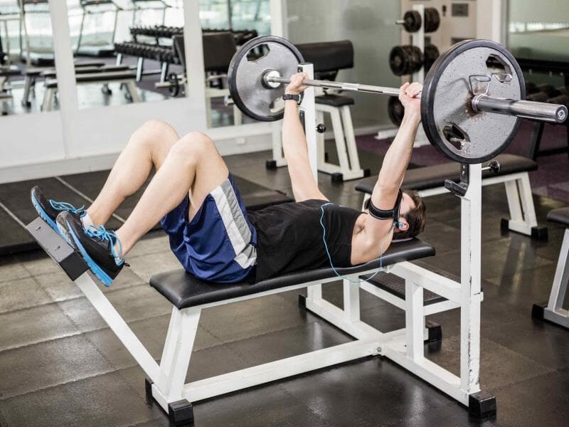 Para a deputada, o supino lidera os acidentes em academias que poderiam ser prevenidos com orientação correta. - Freepik