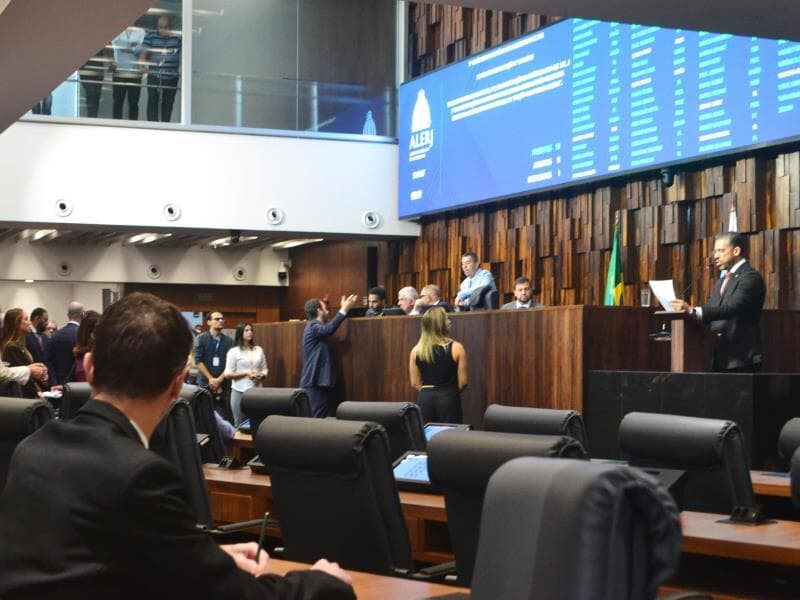 Resolução recebeu orientação favorável do partido de Claudio Castro, e contrária do grupo de Eduardo Paes.
 - Paulo Carneiro/Ato Press/Folhapress