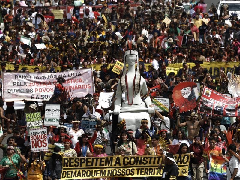 Indígenas marcham pela Esplanada dos Ministérios como parte da programação do Acampamento Terra Livre (ATL) contra o Marco Temporal em abril. - Pedro Ladeira/Folhapress