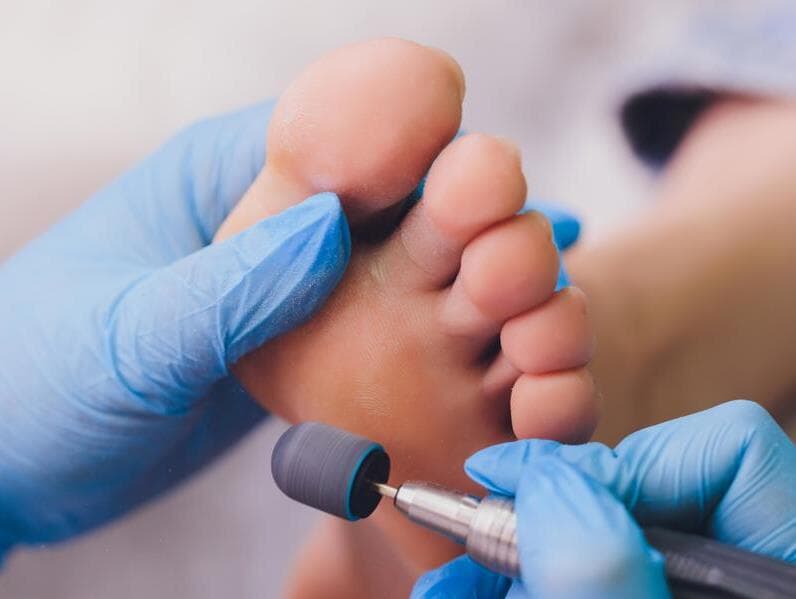 Podologia é a área dedicada ao estudo, prevenção, diagnóstico e tratamento das alterações que afetam os pés. - Freepik