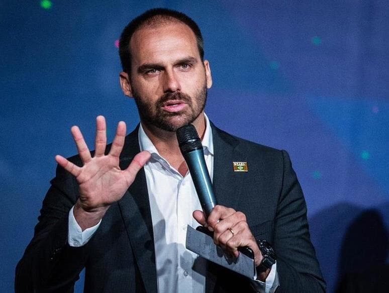 Eduardo Bolsonaro não ficará inelegível caso perca o mandato por excesso de faltas. - Eduardo Anizelli/Folhapress | Arte Congresso em Foco