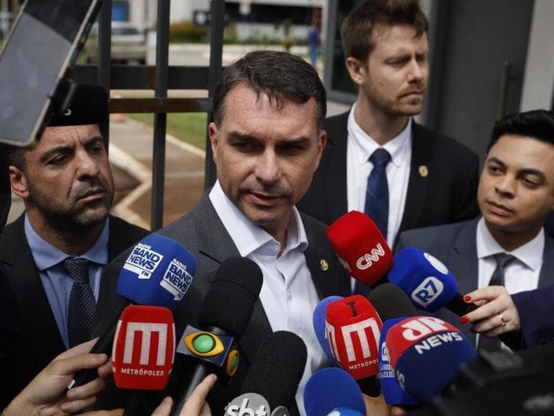 O senador Flávio Bolsonaro visita o pai na sede da PF em Brasília. - Pedro Ladeira/Folhapress