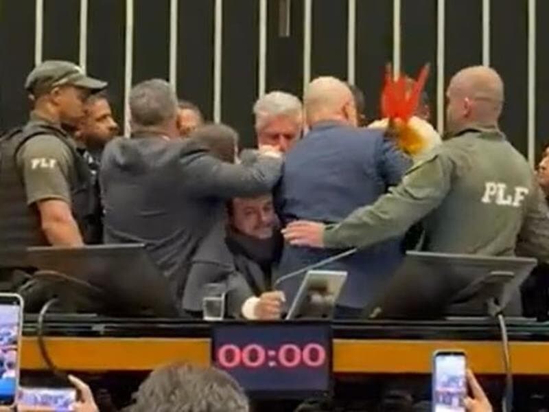 Congressista foi levado por policiais legislativos para fora do plenário após protesto contra possível cassação. - Reprodução. Congressista foi levado por policiais legislativos para fora do plenário após protesto contra possível cassação. - Reprodução.