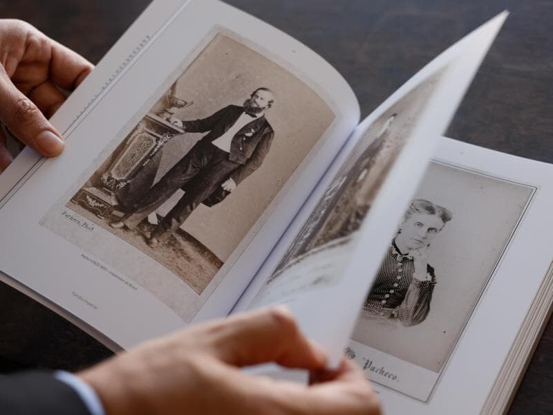 Retrato do imperador D. Pedro II no livro "O Espelho de Papel", com imagens feitas por Joaquim Insley Pacheco, fotógrafo oficial da Casa Imperial de 1857 até a República. - Tânia Rêgo/Agência Brasil