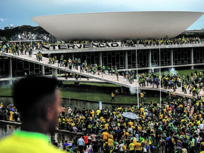 Apoiadores de Jair Bolsonaro invadiram as sedes dos Três Poderes, em Brasília, em 8 de janeiro de 2023, pedindo intervenção militar e depredando o patrimônio público. - Gabriela Biló/Folhapress