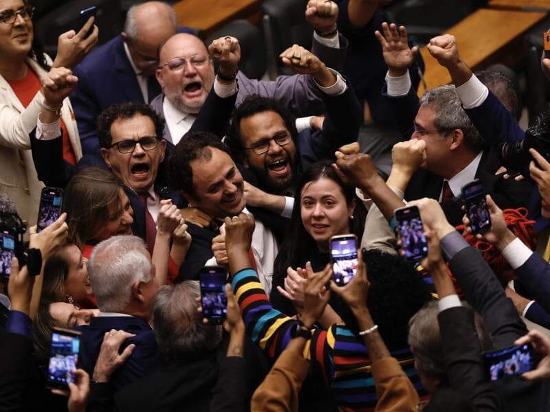 Deputados do Psol e do PT comemoram com Glauber a manutenção do mandato parlamentar. - Pedro Ladeira/Folhapress