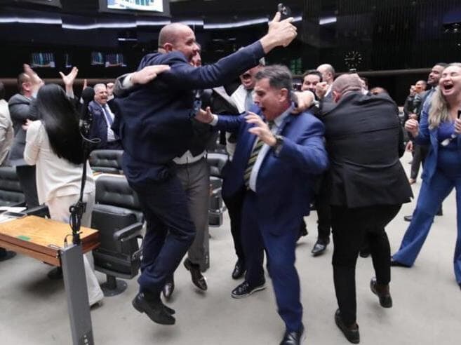 Deputados da oposição comemoram manutenção do mandato de Carla Zambelli pelo Plenário da Câmara. - Bruno Spada/Agência Câmara