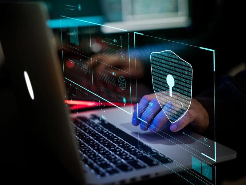 Proposta de Amin e relatório de Mourão estruturam política nacional de proteção digital. - Freepik