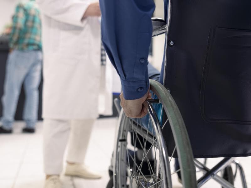 Texto inclui recursos digitais, robóticos e neurotecnológicos no tratamento. - Freepik