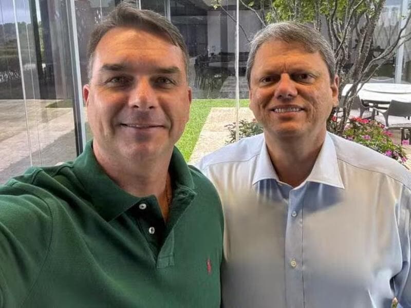 Tarcísio de Freitas declarou apoio a Flávio nesta semana, mas lembrou outros nomes da direita como possíveis candidatos presidenciais. - Reprodção/X