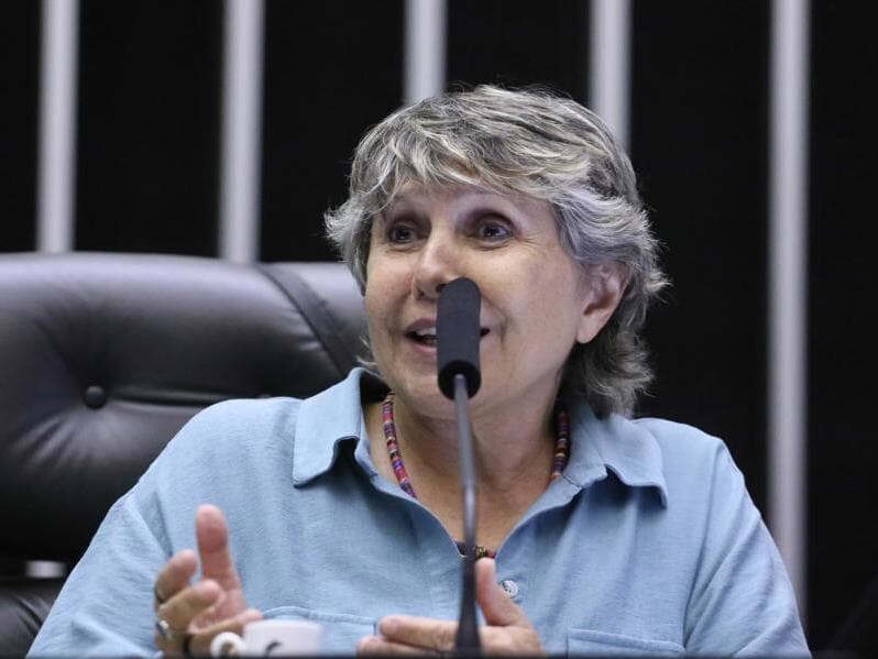 Deputada Erika Kokay durante a homenagem ao Dia Mundial de Luta Contra a AIDS.  - Kayo Magalhães/Câmara dos Deputados