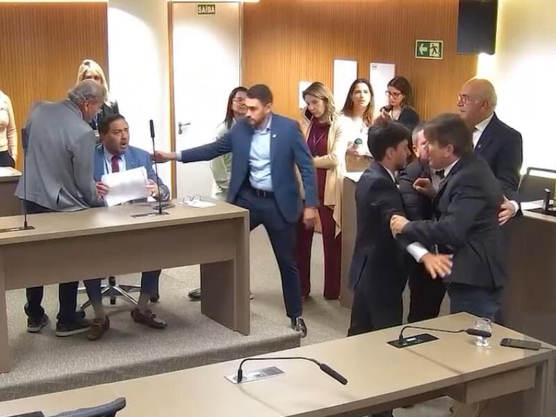 Deputados estaduais trocaram ofensas e precisaram ser segurados para não se agredir em reunião da CCJ. - TV Alego/Reprodução