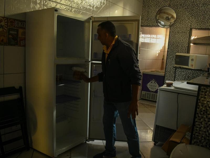 Moradores do bairro Jardim Nova Vitória, na zona leste de São Paulo, estão sem energia elétrica, reflexo da ventania que atingiu a capital paulista nestes últimos dias.  - Edi Sousa/Ato Press/Folhapress