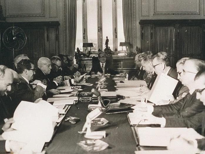 O presidente Arthur da Costa e Silva preside reunião do Conselho de Segurança Nacional, no Rio, que aprovou o AI-5, em 13 de dezembro de 1968. - Arquivo/Folha de S.Paulo