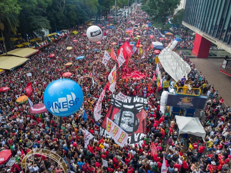 Manifestantes levaram faixas e cartazes, na Avenida Paulista, pedindo manutenção da prisão de acusados de planejar golpe. -  Edi Sousa/Ato Press/Folhapress