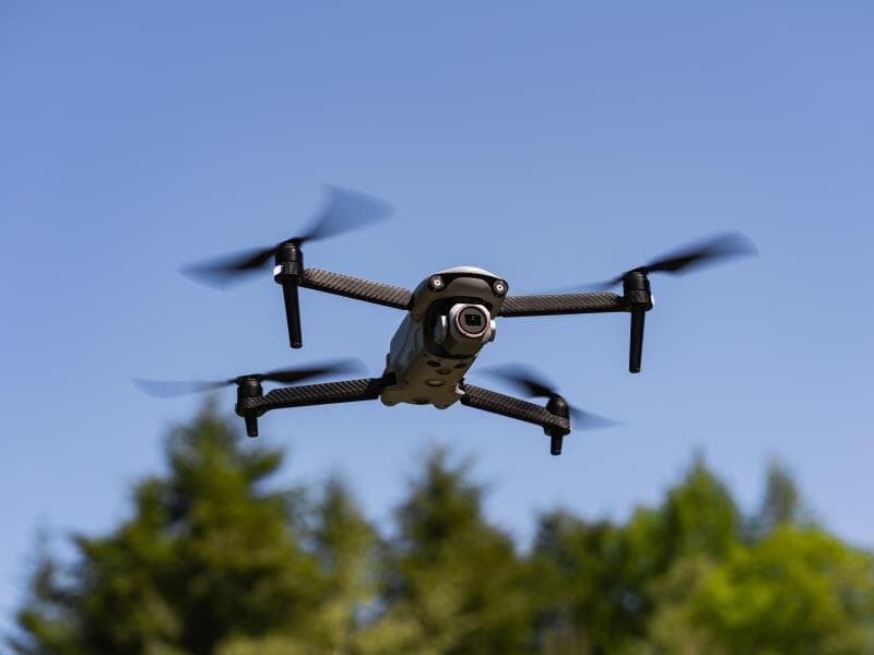 Proposta autoriza o uso de drones em diversas áreas da segurança pública, - Freepik