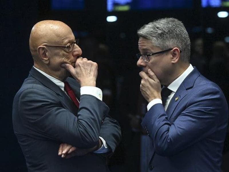 Relator da proposta, Espiridião Amin, e o senador Alessandro Vieira, autor de um um relatório paralelo pela rejeição do texto da Câmara, conversam no Plenário. - Carlos Moura/Agência Senado