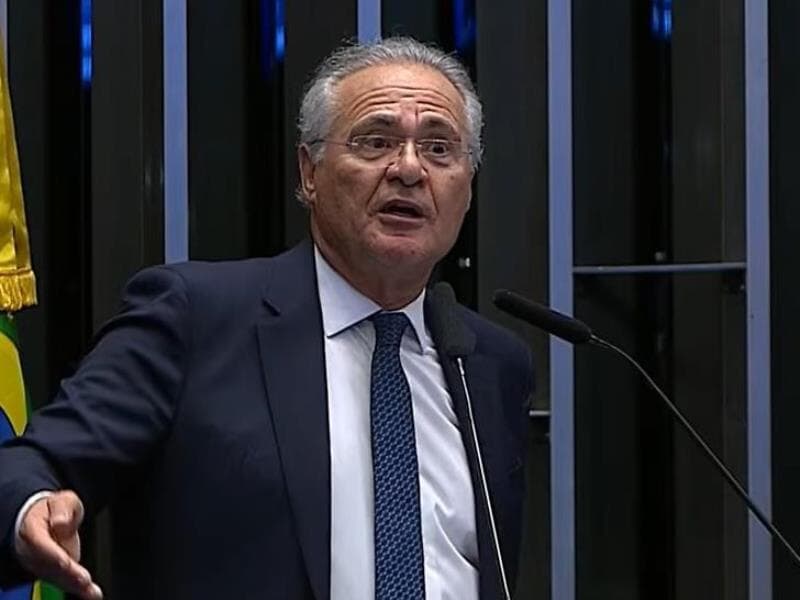 Fazendo alusão a 1964, Renan Calheiros afirmou que redução de penas a condenados de 8 de janeiro configura novo golpe. - TV Senado/Reprodução