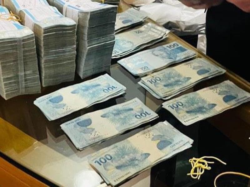 De acordo com a PF, R$ 430 mil foram apreendidos em endereço do líder do PL. - Divulgação/PF