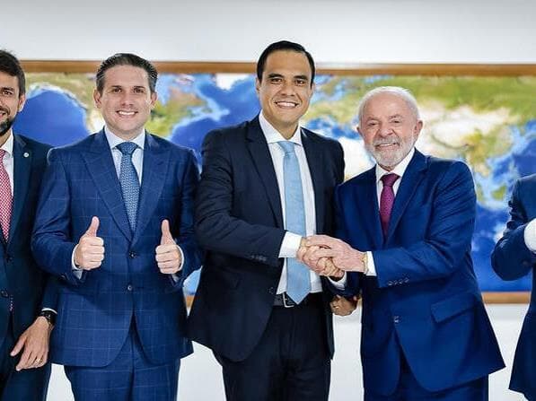 Da esquerda para a direita: Pedro Lucas, líder do União, Hugo Motta, Gustavo Damião, Lula e Damião Feliciano, deputado e pai do novo ministro do Turismo. - Ricardo Stuckert/PR