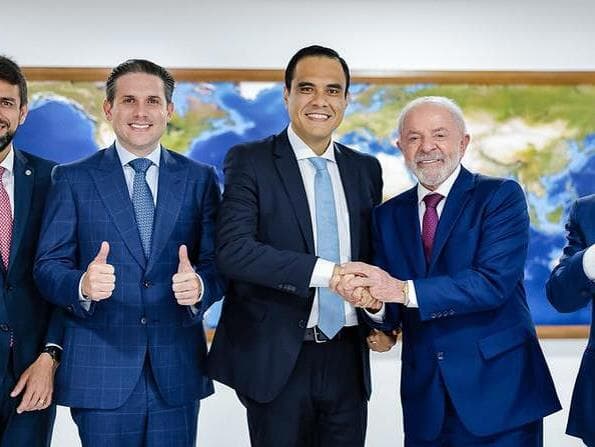 Da esquerda para a direita: Pedro Lucas, líder do União, Hugo Motta, Gustavo Damião, Lula e Damião Feliciano, deputado e pai do novo ministro do Turismo. - Ricardo Stuckert/PR