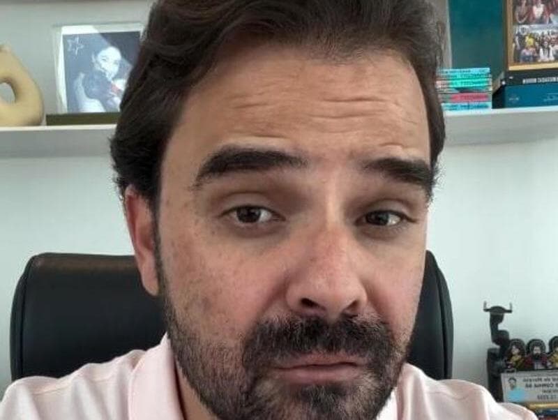 Toni Cunha afirma que o governo cortou repasse a um show do cantor sertanejo por motivos ideológicos. - Reprodução/Instagram