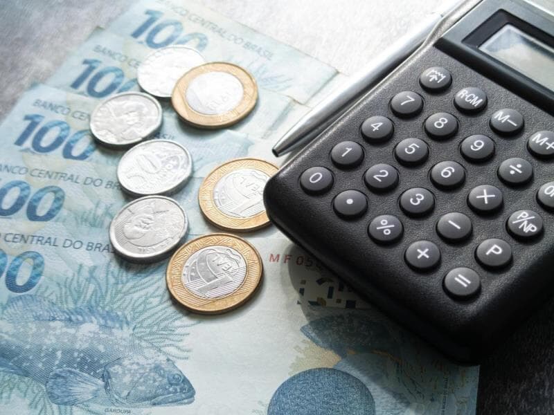 Novo sistema tributário prevê unificação nacional de alíquotas para bens e serviços.
 - Freepik