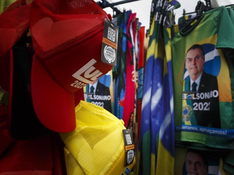 Lula x Bolsonaro: comércio de toalhas e de produtos relacionados à campanha eleitoral de 2022. - Rubens Cavallari/Folhapress
